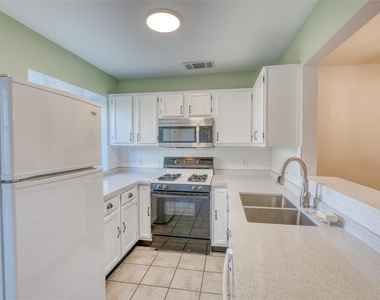 1411 Gracy Farms Ln - Photo Thumbnail 6