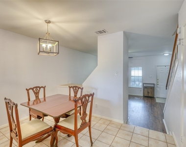 1411 Gracy Farms Ln - Photo Thumbnail 4