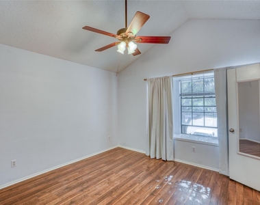1411 Gracy Farms Ln - Photo Thumbnail 13