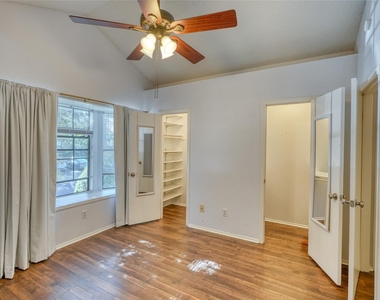 1411 Gracy Farms Ln - Photo Thumbnail 14
