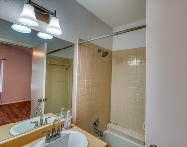 1411 Gracy Farms Ln - Photo Thumbnail 18