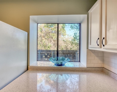 1411 Gracy Farms Ln - Photo Thumbnail 8