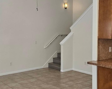 709 Franklin Blvd - Photo Thumbnail 3