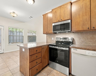 709 Franklin Blvd - Photo Thumbnail 14
