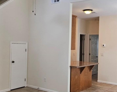 709 Franklin Blvd - Photo Thumbnail 4