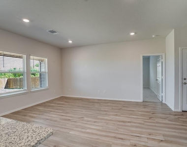 521 Anconia Ct - Photo Thumbnail 4