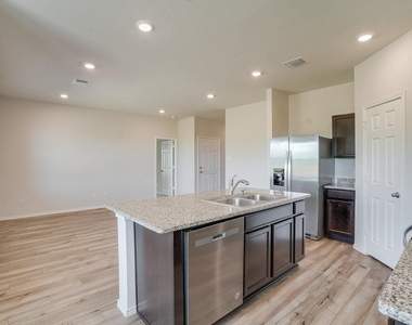 521 Anconia Ct - Photo Thumbnail 5