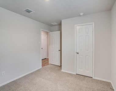 521 Anconia Ct - Photo Thumbnail 11