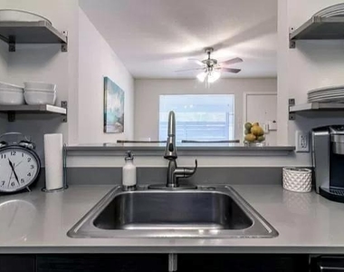 1200 Mariposa Dr - Photo Thumbnail 5