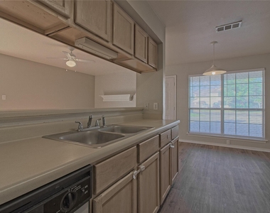 2211 Creekside Ln - Photo Thumbnail 14
