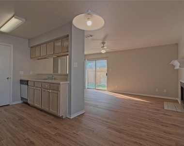 2211 Creekside Ln - Photo Thumbnail 11