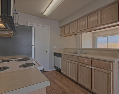 2211 Creekside Ln - Photo Thumbnail 17