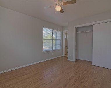 2211 Creekside Ln - Photo Thumbnail 20