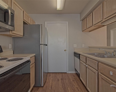2211 Creekside Ln - Photo Thumbnail 15
