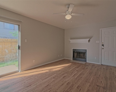 2211 Creekside Ln - Photo Thumbnail 9
