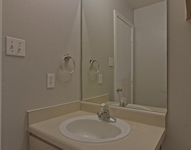 2211 Creekside Ln - Photo Thumbnail 24