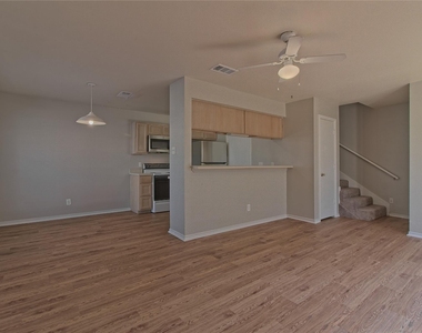 2211 Creekside Ln - Photo Thumbnail 10