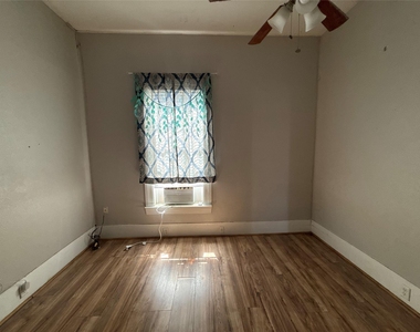 517 Giddings St - Photo Thumbnail 1