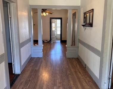 517 Giddings St - Photo Thumbnail 2