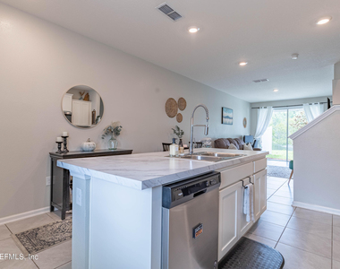 575 Oakleaf Plantation Parkway - Photo Thumbnail 1