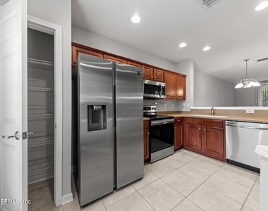 8159 Summerside Circle - Photo Thumbnail 7