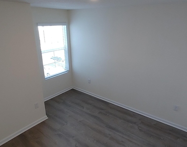 525 Big Tree Way - Photo Thumbnail 12