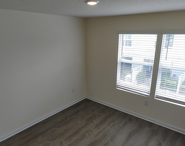 525 Big Tree Way - Photo Thumbnail 15