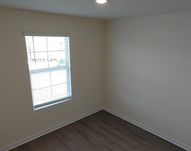525 Big Tree Way - Photo Thumbnail 10