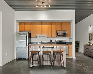 620 Glen Iris Drive Ne - Photo Thumbnail 1