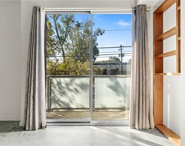 620 Glen Iris Drive Ne - Photo Thumbnail 6
