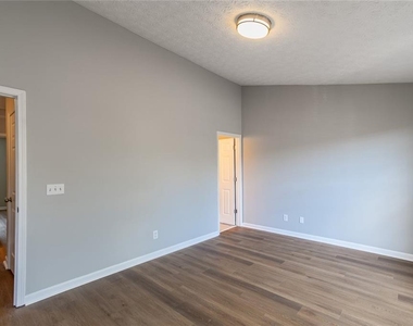 5550 Strathmoor Manor Circle - Photo Thumbnail 13