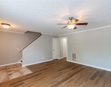 5550 Strathmoor Manor Circle - Photo Thumbnail 3