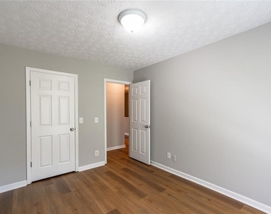 5550 Strathmoor Manor Circle - Photo Thumbnail 21