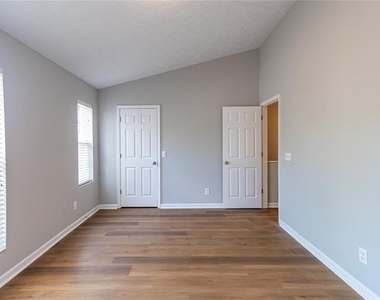 5550 Strathmoor Manor Circle - Photo Thumbnail 16