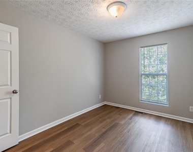 5550 Strathmoor Manor Circle - Photo Thumbnail 17