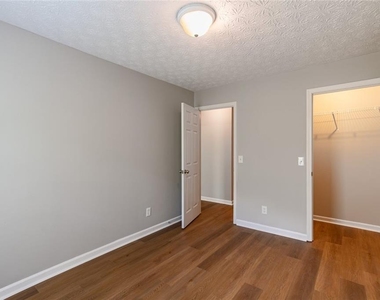 5550 Strathmoor Manor Circle - Photo Thumbnail 18