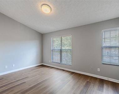 5550 Strathmoor Manor Circle - Photo Thumbnail 12