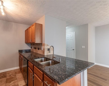5550 Strathmoor Manor Circle - Photo Thumbnail 11