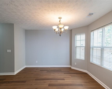 5550 Strathmoor Manor Circle - Photo Thumbnail 8