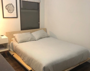 639 W Roscoe Street - Photo Thumbnail 8