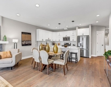 2536 N 72nd Court - Photo Thumbnail 5
