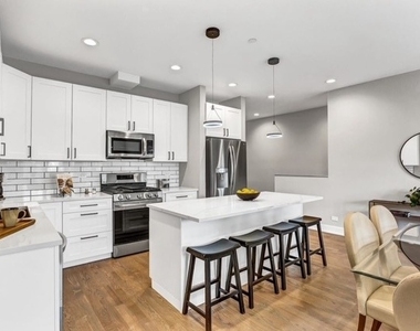 2536 N 72nd Court - Photo Thumbnail 2