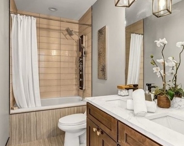 2536 N 72nd Court - Photo Thumbnail 9