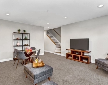 2536 N 72nd Court - Photo Thumbnail 12