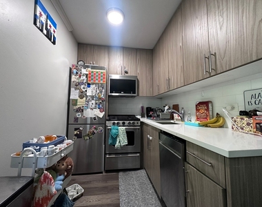 541 W Oakdale Avenue - Photo Thumbnail 1