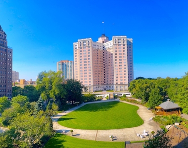 5455 N Sheridan Road - Photo Thumbnail 2