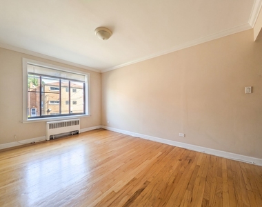 2704 W Lunt Avenue - Photo Thumbnail 7