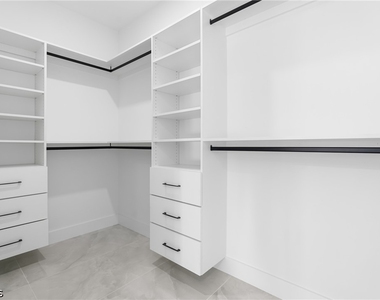 641 Camilla Street E - Photo Thumbnail 4