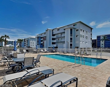 4521 Bay Beach Lane - Photo Thumbnail 12