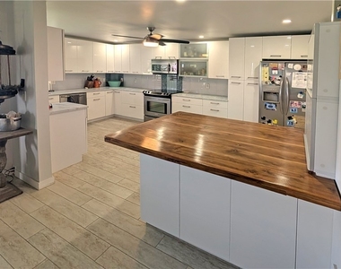 7410 Lake Breeze Drive - Photo Thumbnail 15